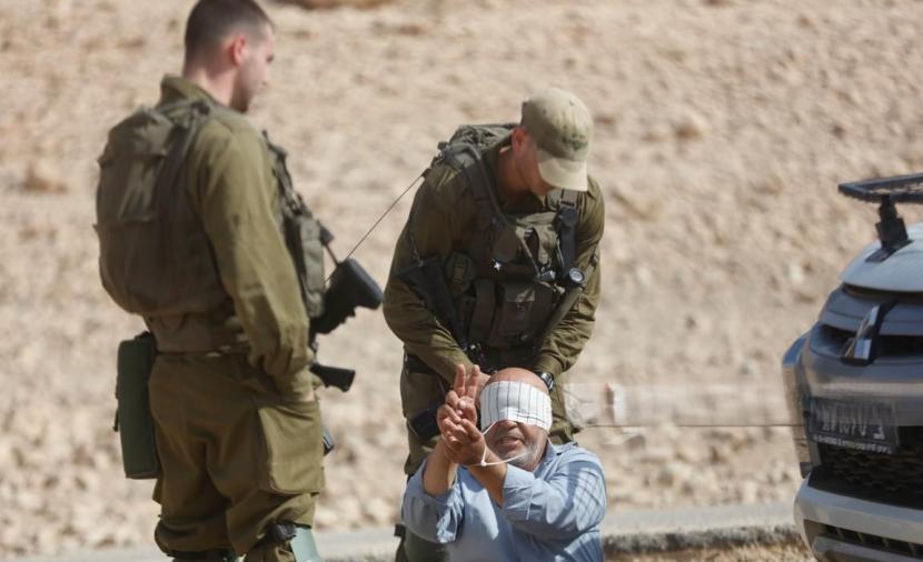 الاحتلال يعتقل فلسطينيا ونجله من مسافر يطا