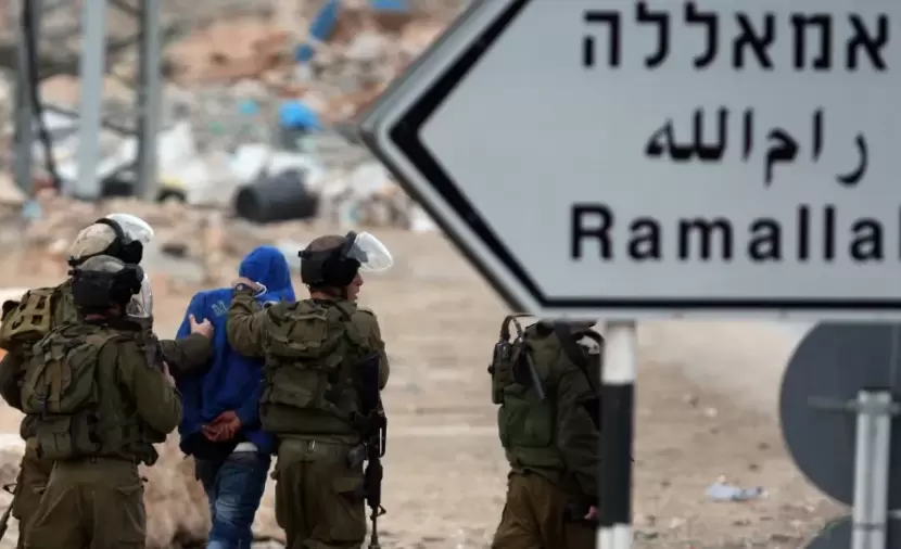 الاحتلال يعتقل 24 فلسطينيا ويُصيب شابًا بالضفة الغربية