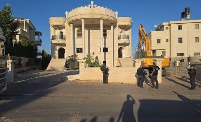 الاحتلال يهدم بناية سكنية في كفر قاسم