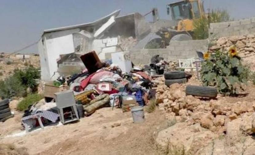 الاحتلال يُشرّد 6 فلسطينيين جنوب الخليل