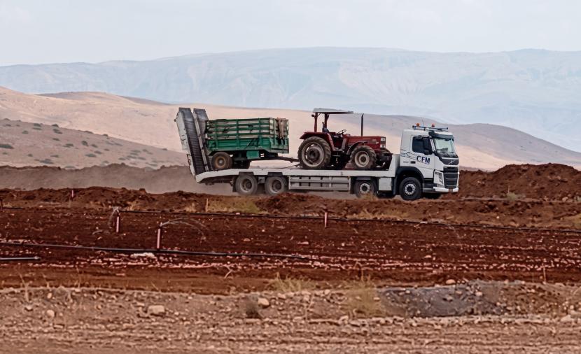 الاحتلال يصادر جرارا زراعيا بالأغوار الشمالية