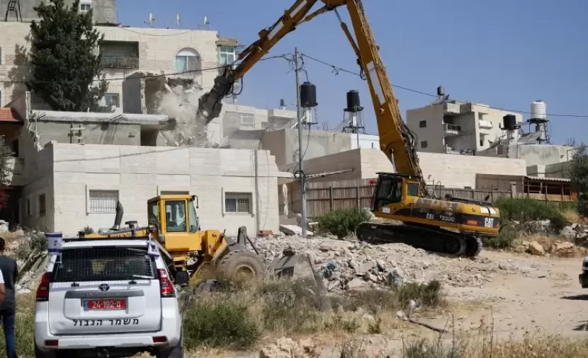 الاحتلال يستكمل هدم منزلين شمال القدس