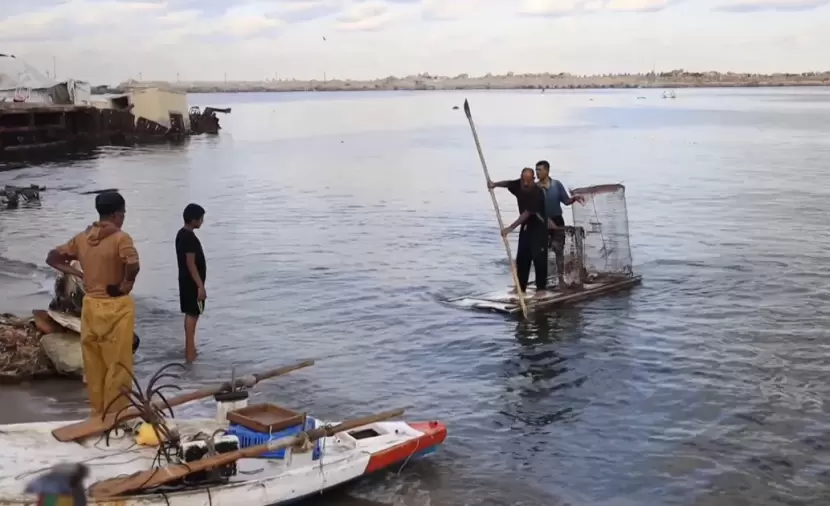 "هدنة غزة".. انتشال صيّاد شهيد من بحر دير البلح