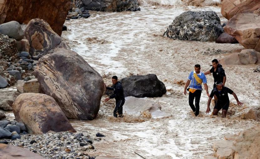 الأردن: انتشال جثتي فتاتين جرفتهما السيول في مادبا