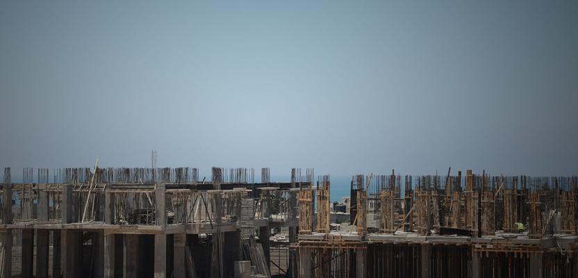 غياب العاملين المصريين عن مواقع العمل في المشاريع الإسكانية المصرية