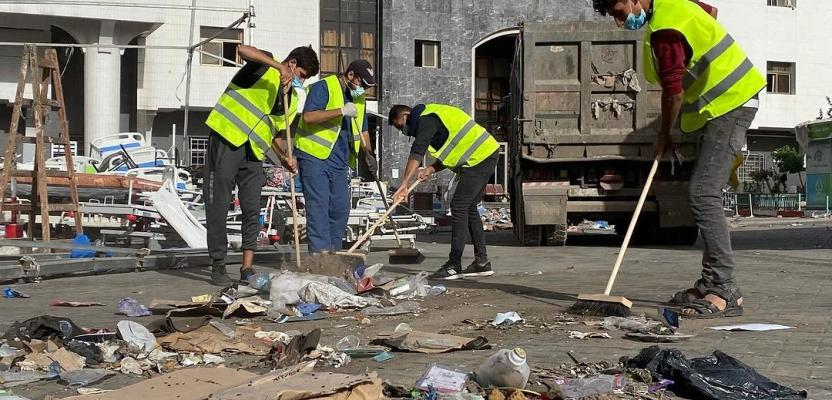 متطوعون ينظفون مشفى الشفاؤ بغزة تمهيدًا لتشغيل بعض مرافقه