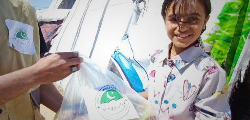 مبادرة شبابية لتوزيع كعك وهدايا العيد على الأطفال بمخيمات النزوح برفح