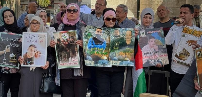 وقفة وسط نابلس دعمًا للأسرى واستنكارًا للهجمة على قطاع غزة