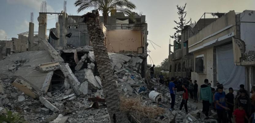 آثار الدمار في المنزل الذي داهمته وحدة خاصة من جيش الاحتلال الإسرائيلي بنيران كثيفة صباحا اليوم في مدينة خانيونس جنوب قطاع غزة.