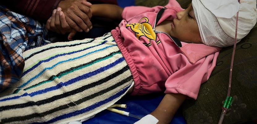 رصاصة إسرائيلية تشل طفولة ميس عبد العال بعد إصابتها داخل خيمتها