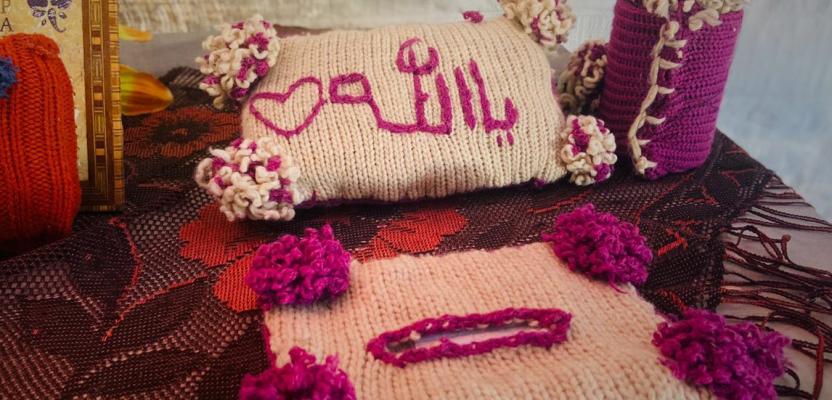 آلاء وخلود تتحايلان على محنتهما بالأمل.. تطريز آخذ في خيمة لجوء