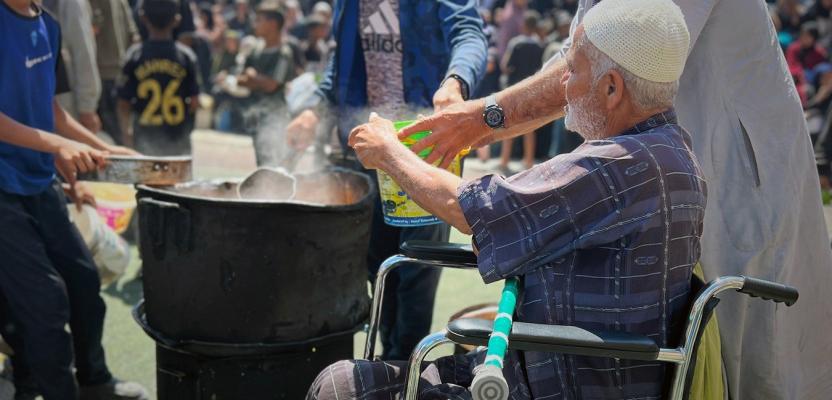 طوابير التكايا لا تتوقف في ظل المجاعة بغزة