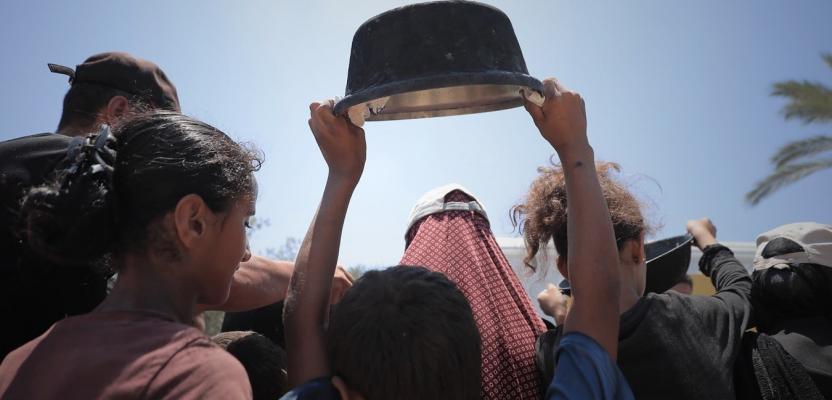 طوابير النازحين تحت أشعة الشمس الحارقة للحصول على الطعام