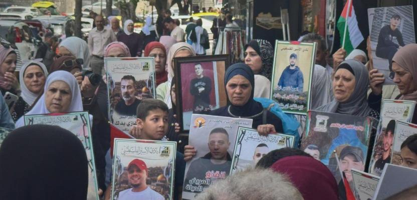 وقفة تضامنية مع الأسرى وسط نابلس