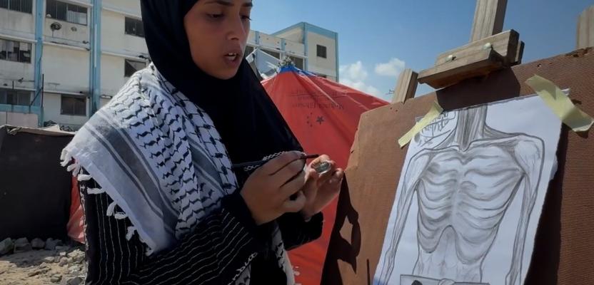 من داخل خيمتها.. رغدة ترسم الألم برماد النار