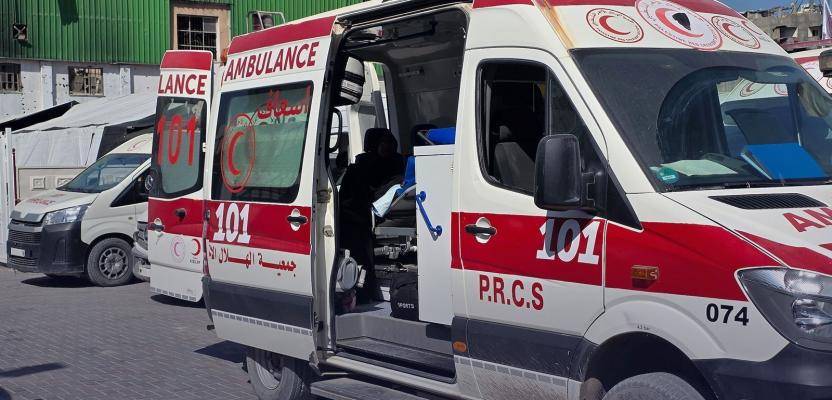عدد من الجرحى والمرضى يغادرون قطاع غزة عبر معبر رفح البري للعلاج في الخارج.