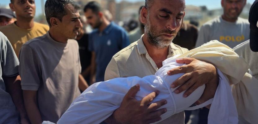 فلسطينيون يشيّعون  الطفلة سوار أبو دراز ووالدتها د