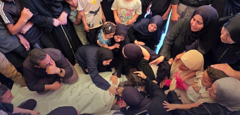 فلسطينيون يودعون جثماني حسين القدرة ومحمد عبد الجواد الفرا في مدينة خان يونس جنوب قطاع غزة، بعد استشهادهما جراء استهداف إسرائيلي على شاطئ المدينة مساء أمس.