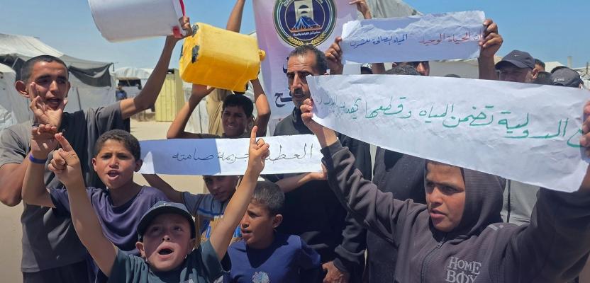 وقفة احتجاجية في منطقة المواصي غرب خان يونس للمطالبة بتوفير المياه داخل مخيمات النزوح