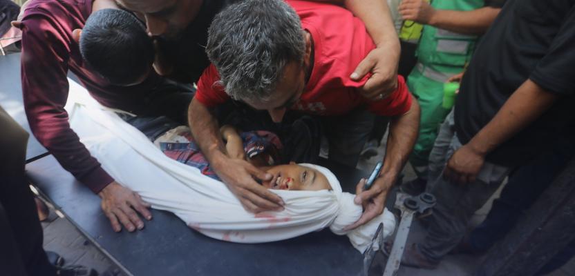 تشييع ثلاثة شهداء بينهم طفل إثر غارة إسرائيلية استهدفت مخيم جباليا شمال غزة