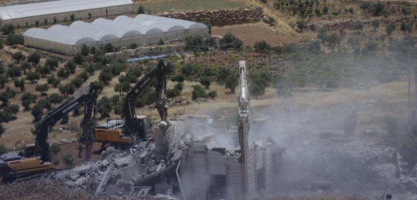آليات إسرائيلية تهدم منزل الفلسطيني نايف أبو سنينة في خربة قلقس جنوب الخليل