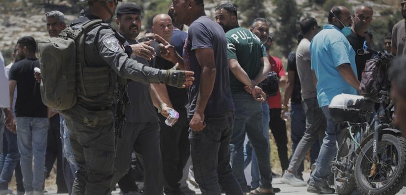 فلسطينيون يتجمعون في قرية إذنا غرب الخليل احتجاجاً على حرق مساحات من أراضيهم