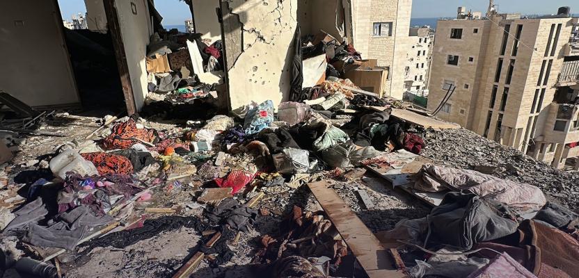 دمار واسع بعد غارة إسرائيلية على شقة لعائلة لبد بمدينة غزة أسفرت عن استشهاد خمسة أفراد وإصابة آخرين