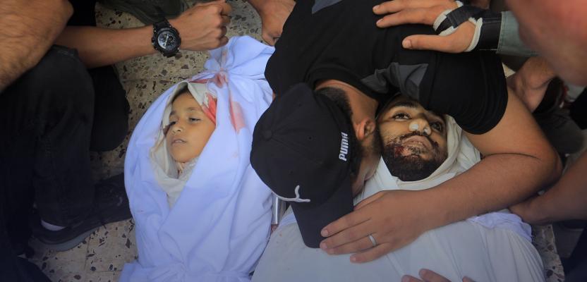 مشيعون يلقون نظرة الوداع على جثامين عدد من الشهداء بغزة