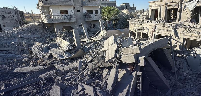 دمار كبير جراء قصف إسرائيلي استهدف منزلاً وسط القطاع