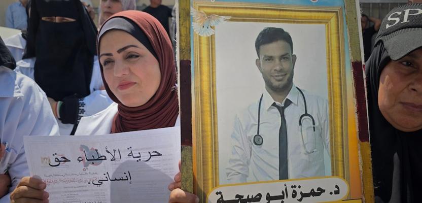 الكوادر الطبية وعائلات الأسرى ينظمون وقفة في مجمع ناصر للمطالبة بالإفراج عن المعتقلين