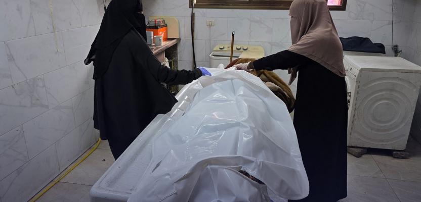 مسعفون ينقلون جثماني شهيدين وعدداً من المصابين إلى مجمع ناصر الطبي في خان يونس
