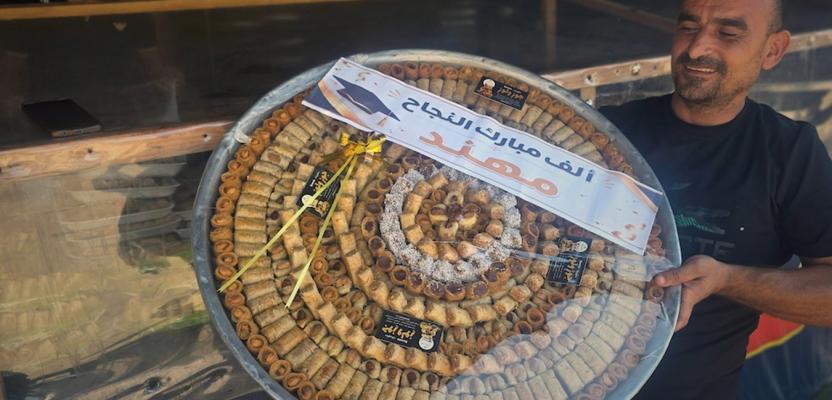 إقبال المواطنين على شراء الحلويات في قطاع غزة احتفالاً بنجاح طلبة الثانوية العامة