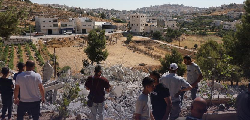 الاحتلال يهدم منزلًا من طابقين للمواطن فؤاد جرادات ببلدة سعير شرق الخليل، جنوب الضفة الغربية.