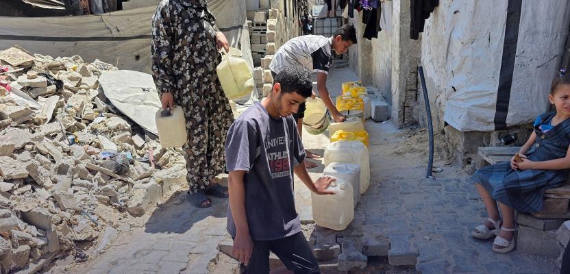 فلسطينيون يبحثون عن المياه من حفر بدائية في خان يونس جنوب قطاع غزة