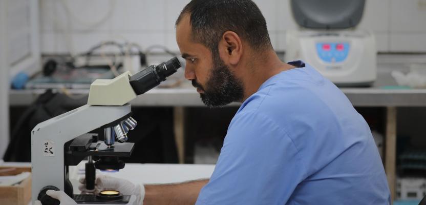 المختبرات الطبية داخل مستشفى شهداء الأقصى تعمل وسط نقص حاد في مستلزمات التحاليل وتعطل الأجهزة الفنية