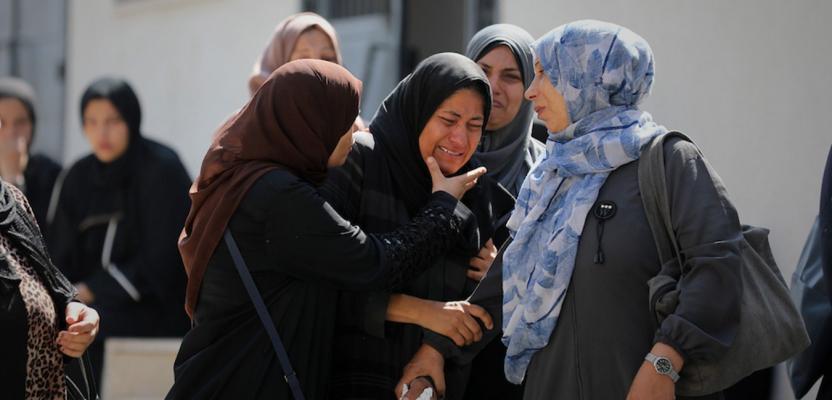 تشييع شهيدين ارتقيا في غارة إسرائيلية استهدفت خيمة تؤوي نازحين في منطقة الشيخ عجلين جنوب غربي مدينة غزة مساء أمس