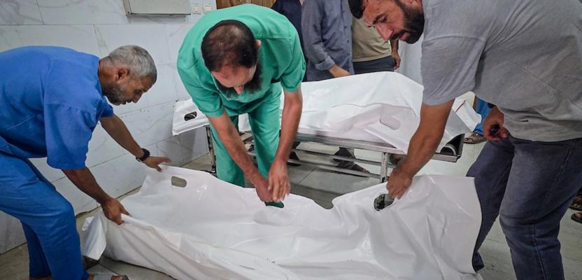 شهداء ومصابون يصلون إلى مجمع ناصر الطبي إثر غارة إسرائيلية في مواصي خانيونس