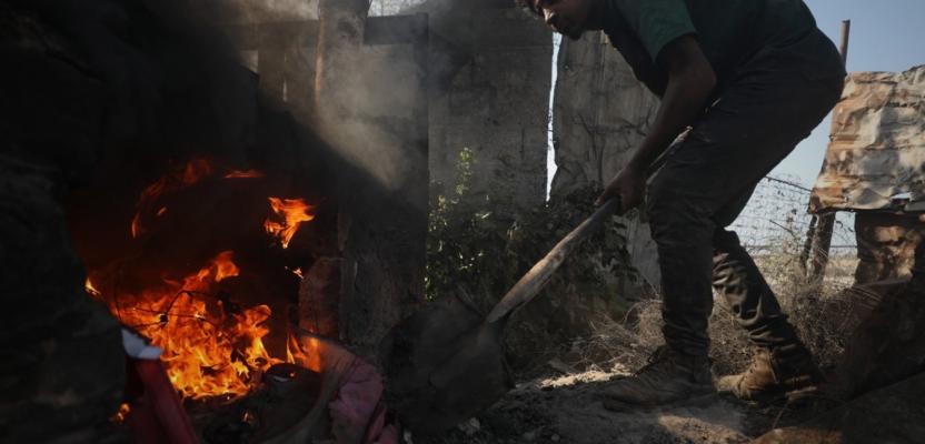 عمال فلسطينيون ينتجون الوقود من النفايات البلاستيكية في مخيم النصيرات وسط قطاع غزة