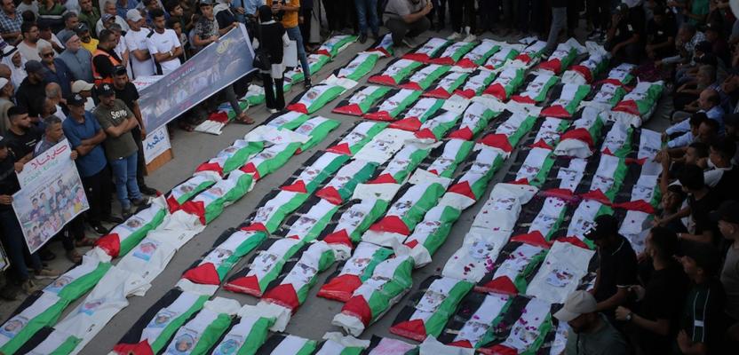 غزة تشيّع قرابة 100 شهيد انتشلهم طواقم الدفاع المدني من حي الزيتون بعد نحو ثلاث سنوات تحت ركام بيوتهم