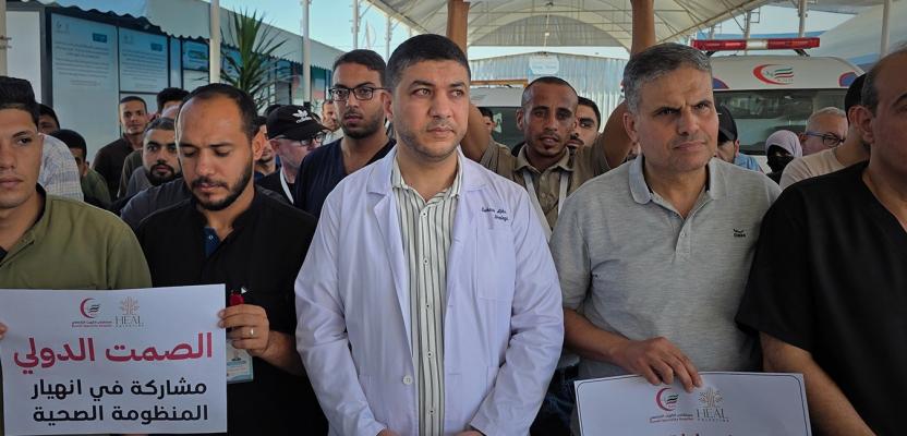 وقفة احتجاجية للقطاع الصحي أمام مستشفى الكويت للمطالبة بإدخال الوقود