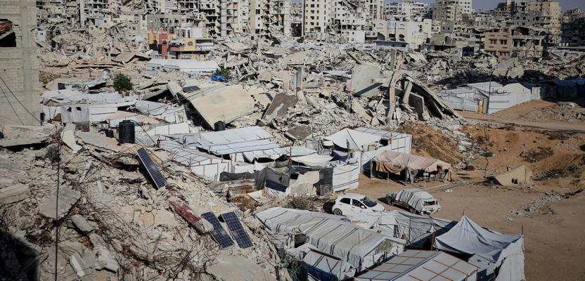 خيام مؤقتة تؤوي فلسطينيين نازحين تنتصب بجوار مبانٍ مدمرة في مدينة غزة