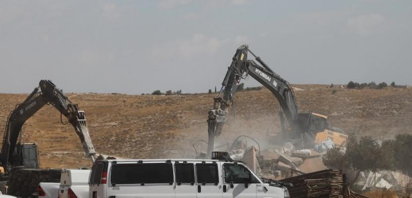 الاحتلال يهدم منشآت فلسطينية شرق يطا