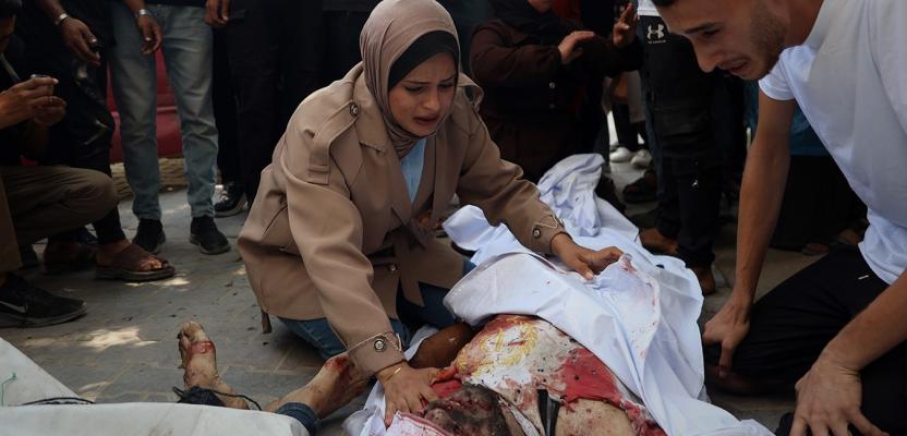 فلسطينيون يودّعون أحبّتهم في مستشفى الشفاء بمدينة غزة بعدما استشهدوا في هجوم إسرائيلي