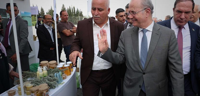 رئيس الوزراء الفلسطيني محمد مصطفى يفتتح سوق الجملة المركزي للخضار والفواكه في طولكرم