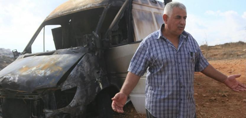 نيران المستوطنين تطال مركبات الفلسطينيين في الخليل ونابلس