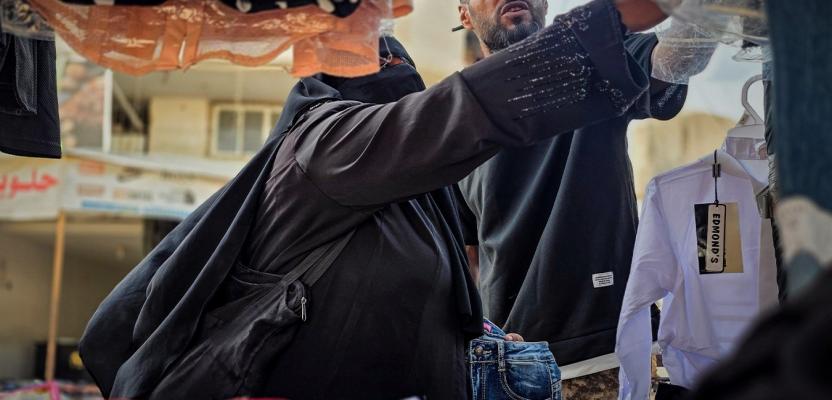 فلسطينيون يبيعون بضائعهم على بسطات شعبية في شوارع خان يونس جنوبي قطاع غزة