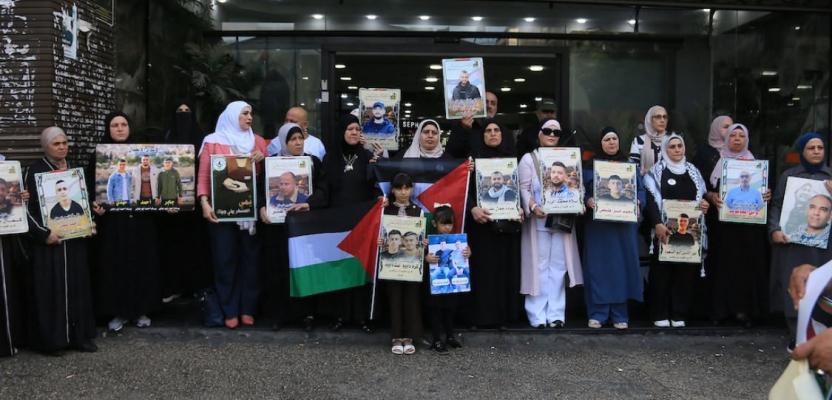 وقفة تضامنية في نابلس تطالب بالإفراج عن الأسرى الفلسطينيين وتحسين ظروف احتجازهم