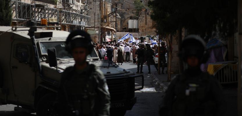 جنود إسرائيليون يفرضون قيوداً على حركة الفلسطينيين بالخليل