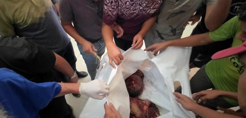 جانب من نقل جثمان الشهيد عبد الجواد جودة إلى مجمع ناصر الطبي في خان يونس