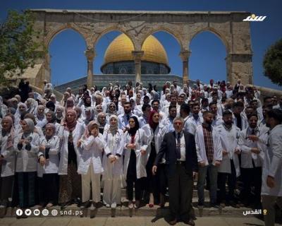 طلبة الطب بالقدس2.jpg